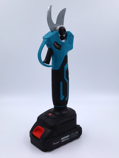 Сучкорез секатор аккумуляторный Makita крупным планом